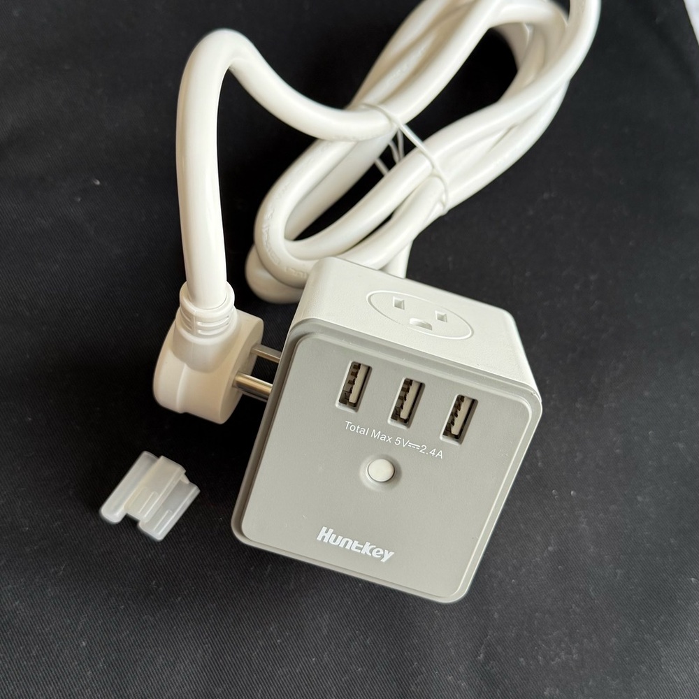 Huntkey 4 Outlets Surge Protector 3 USB Ports 5V/2.4A,5-Foot SMC 40724 Open Box